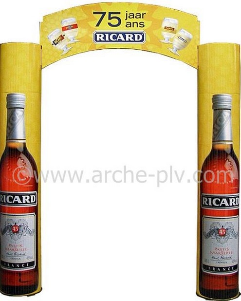 arche publicitaire - colonnes circulaires reprenant la forme de bouteilles et fronton décoré